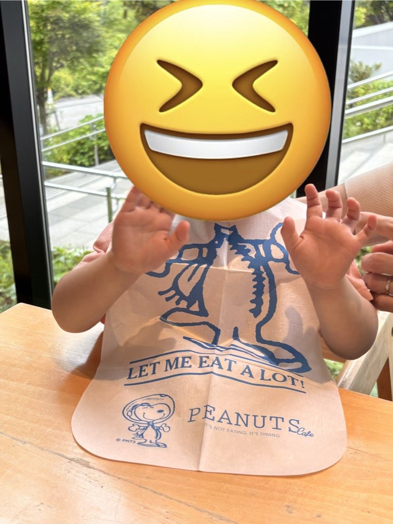 PEANUTS Cafe で提供される子ども用エプロンとスヌーピー柄カトラリーセット